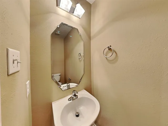 $2,315 | 913 Almond Street, Baytown, TX 77521