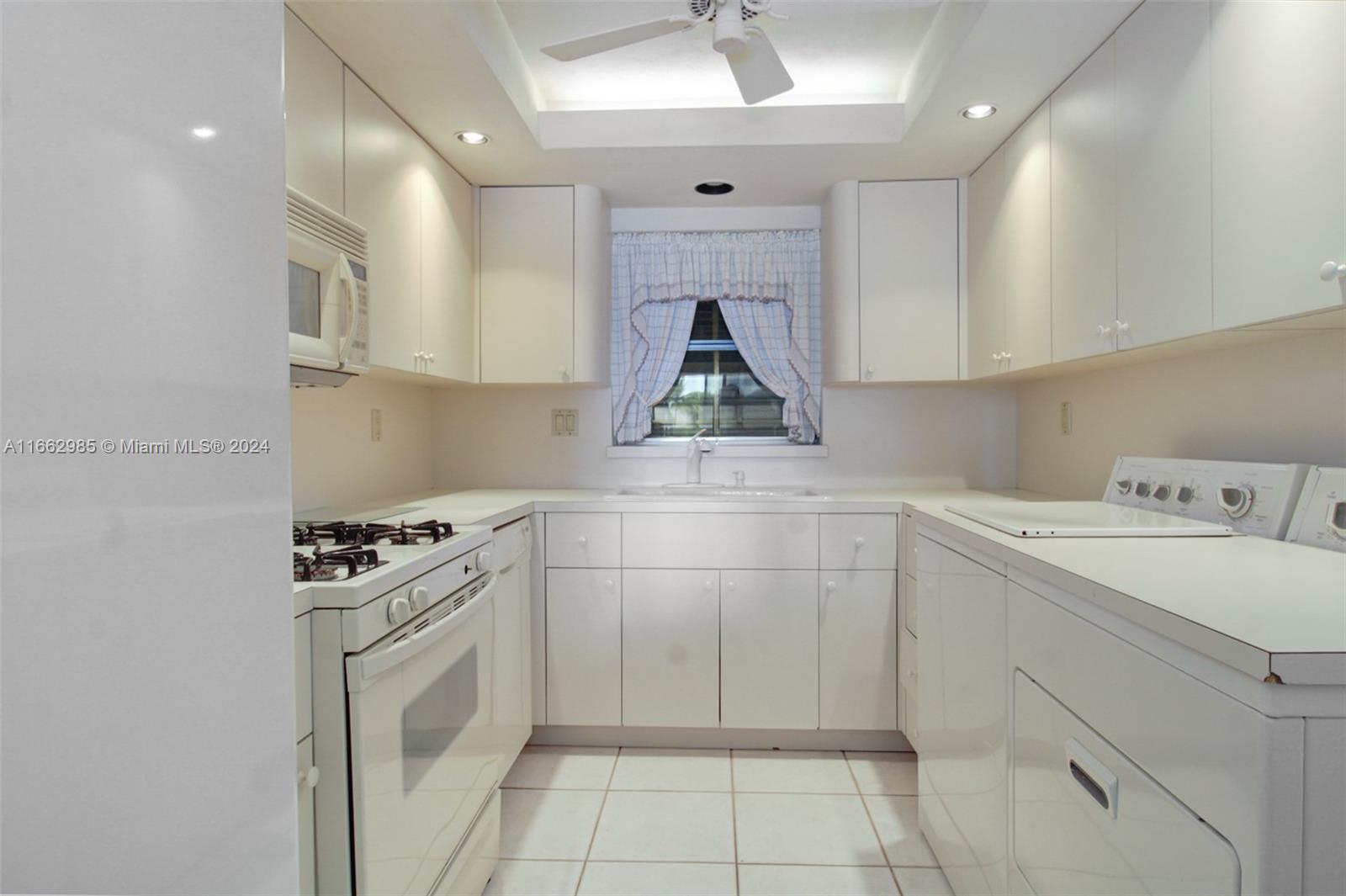 7238 Jacaranda Lane Miami Lakes, FL 33014 - Photo 11 of 21 KITCHEN