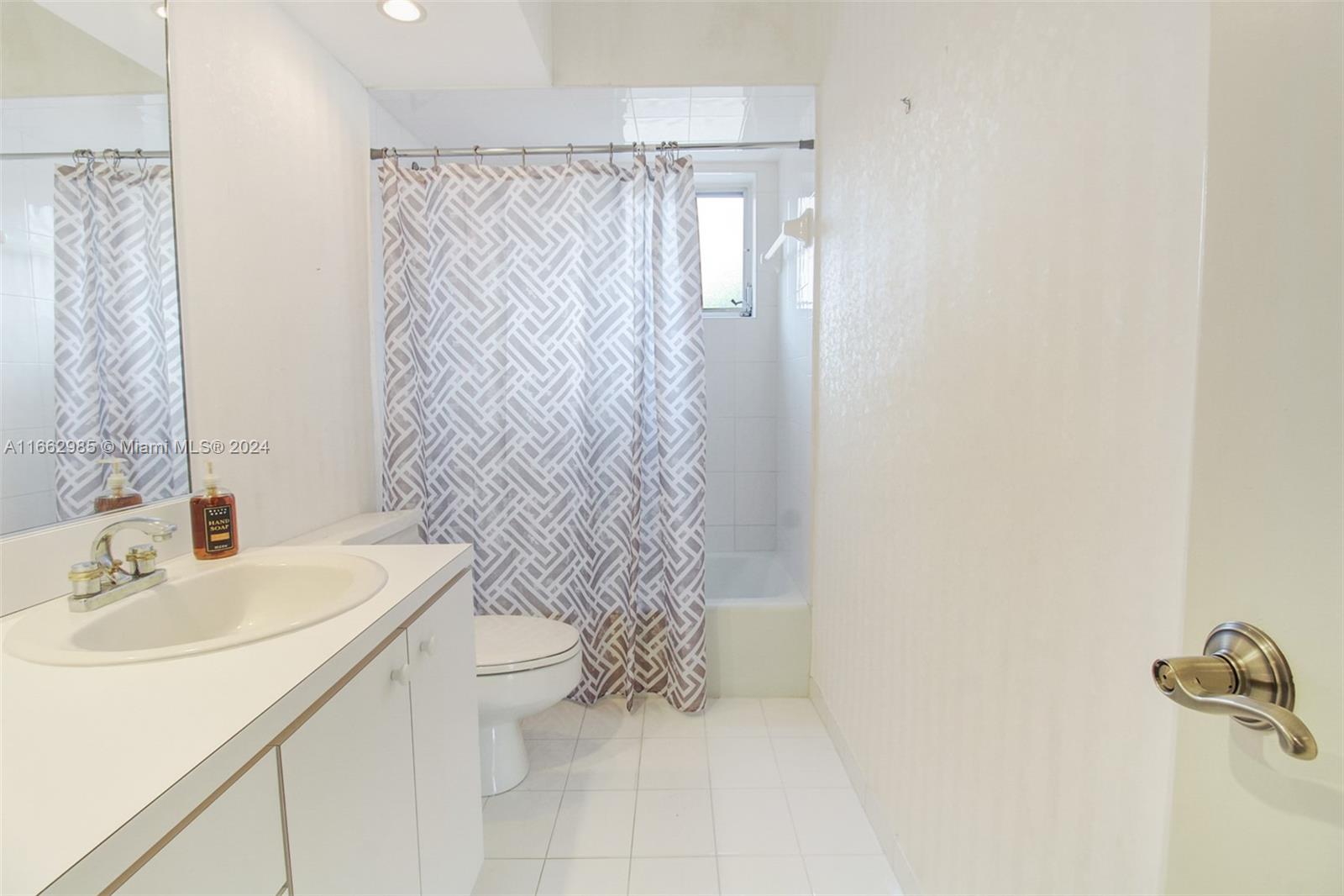 7238 Jacaranda Lane Miami Lakes, FL 33014 - Photo 16 of 21 SECOND BATHROOM