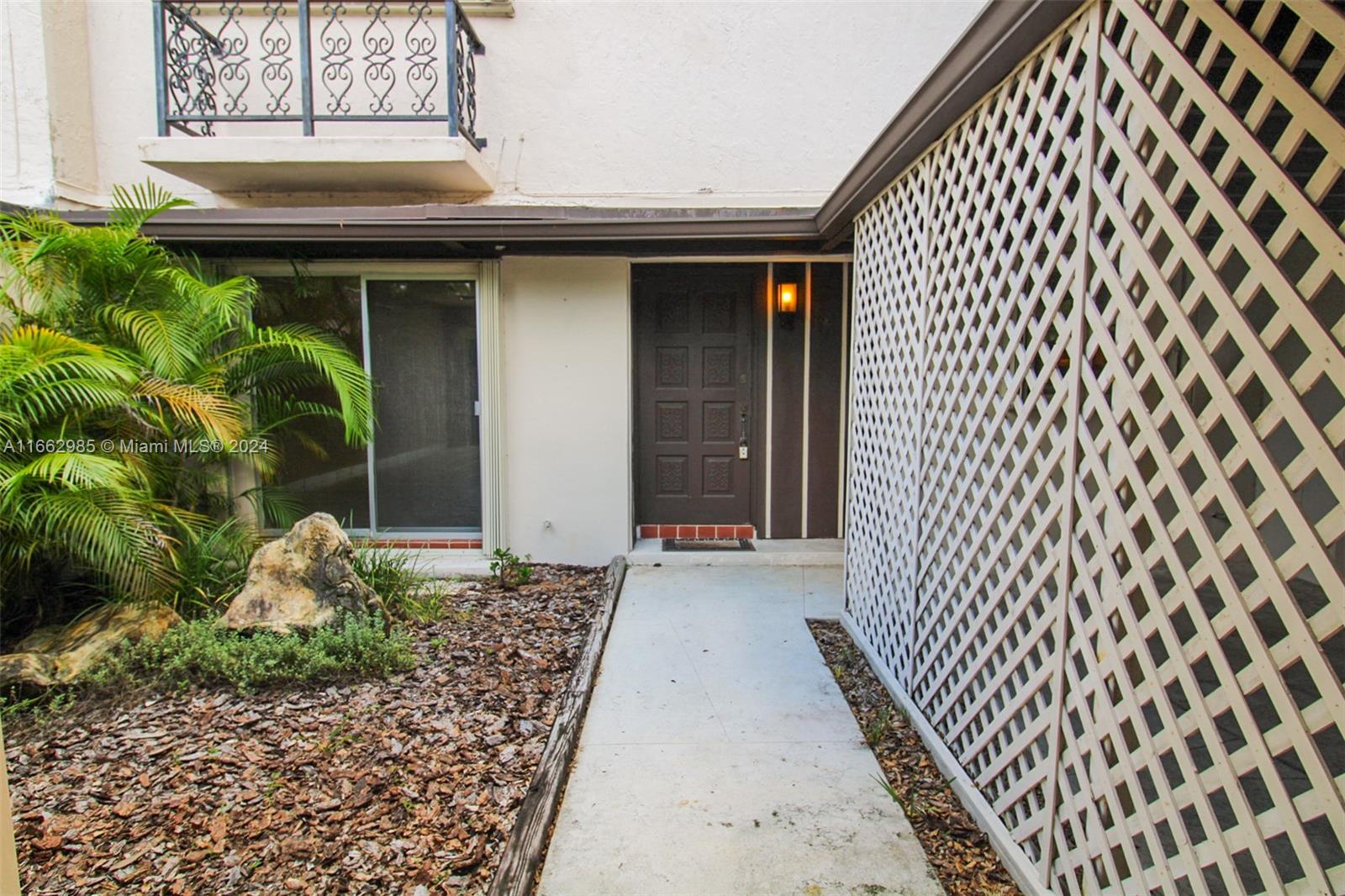 7238 Jacaranda Lane Miami Lakes, FL 33014 - Photo 4 of 21 FRONT PATIO