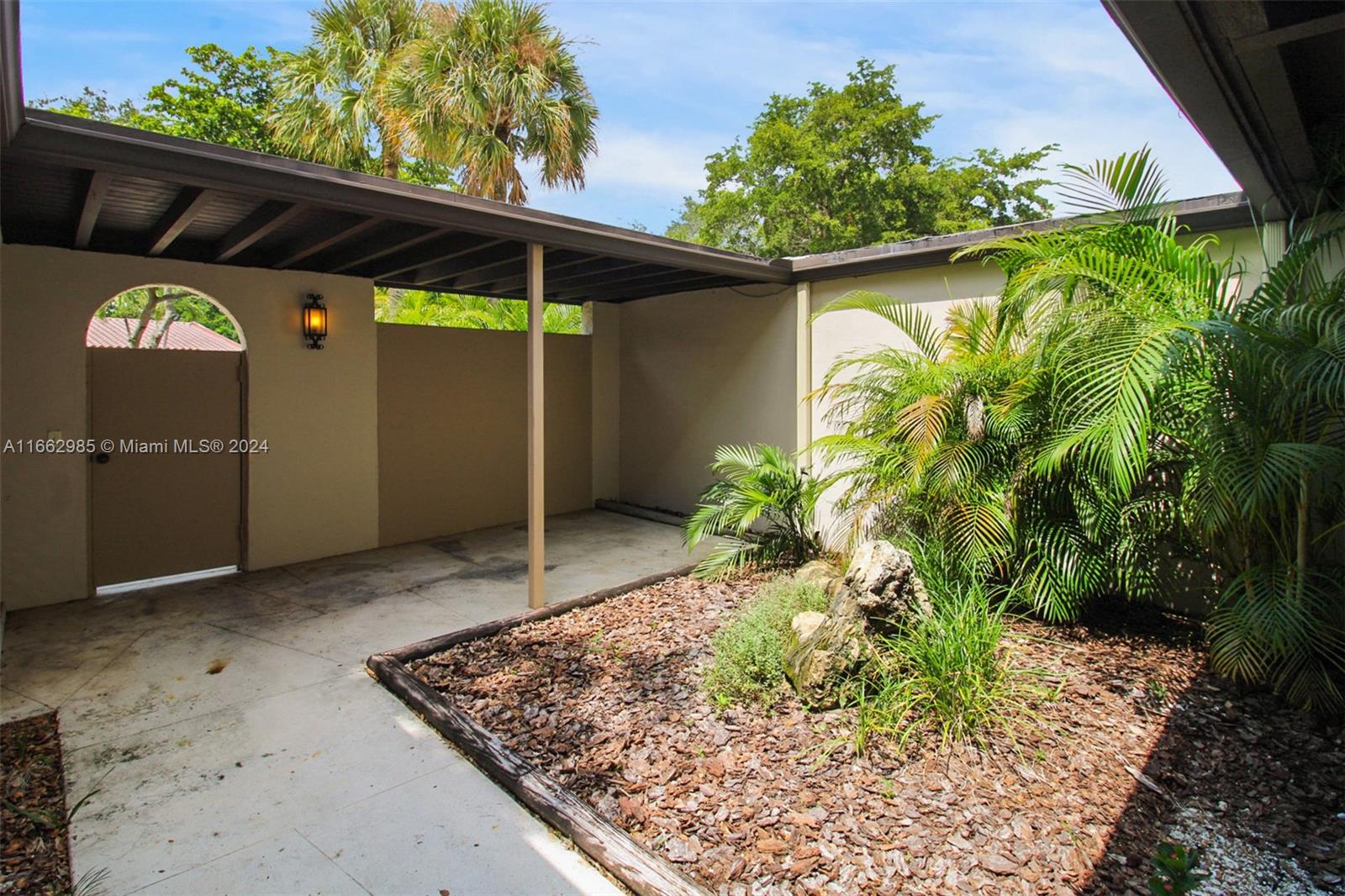 7238 Jacaranda Lane Miami Lakes, FL 33014 - Photo 5 of 21 FRONT PATIO