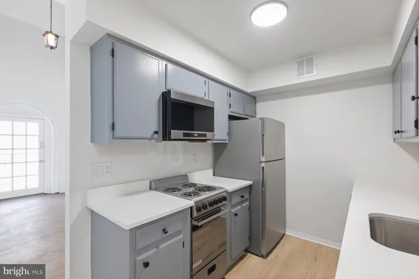 $3,300 | 207 South Patrick Street, Unit 303, Alexandria, VA 22314