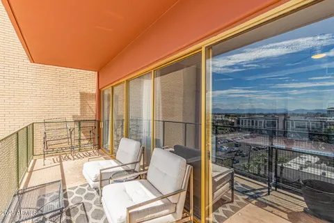 a view of a livingroom with an empty space