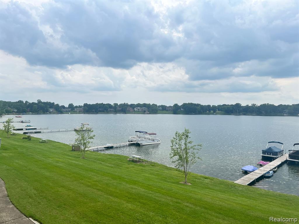 1940 Klingensmith Road, Unit 47B Bloomfield Hills, MI 48302 - Photo 3 of 36