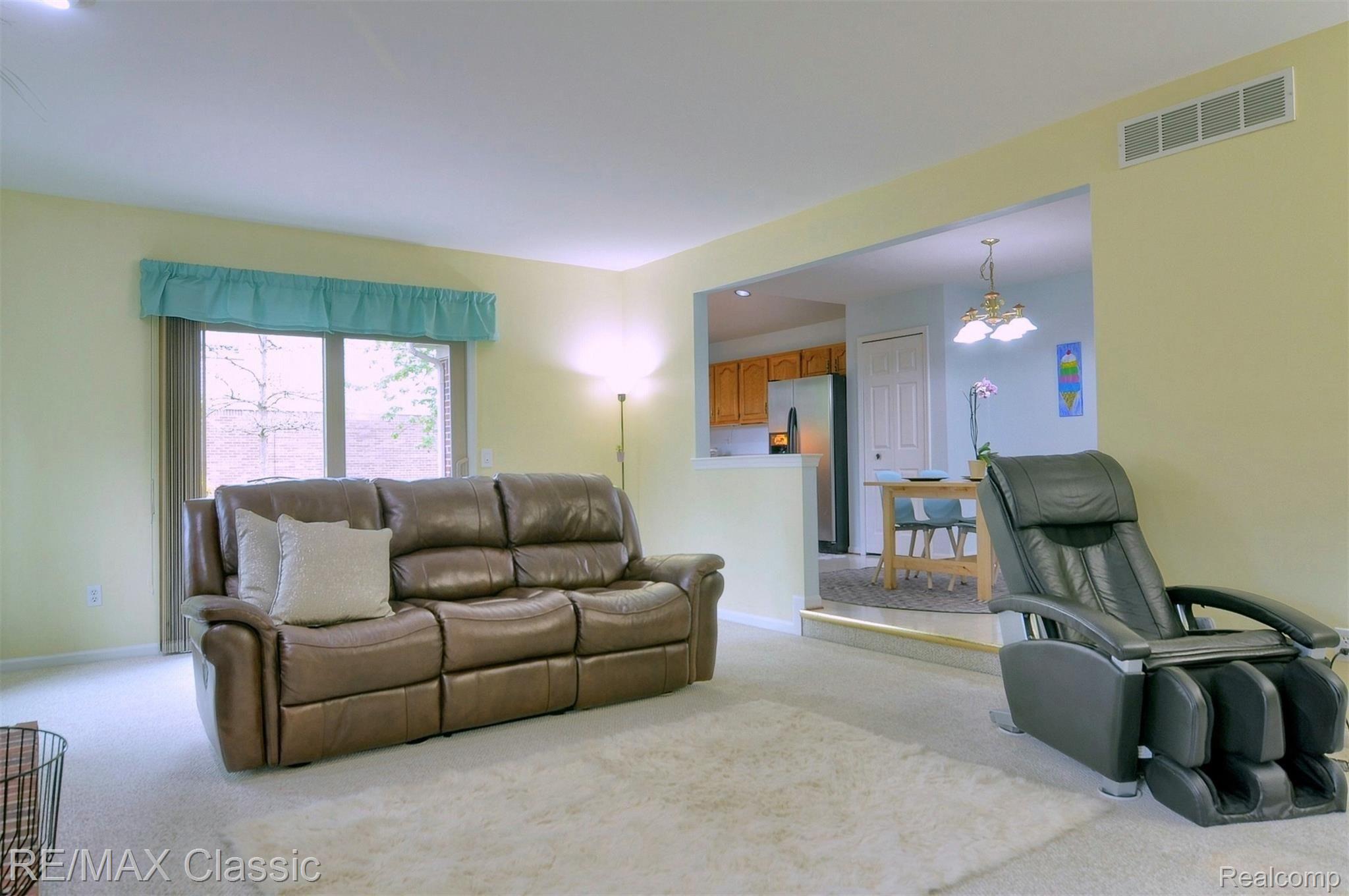 44918 Glengarry Road Canton, MI 48188 - Photo 16 of 31 16-Family-Room-3rd-View.jpg