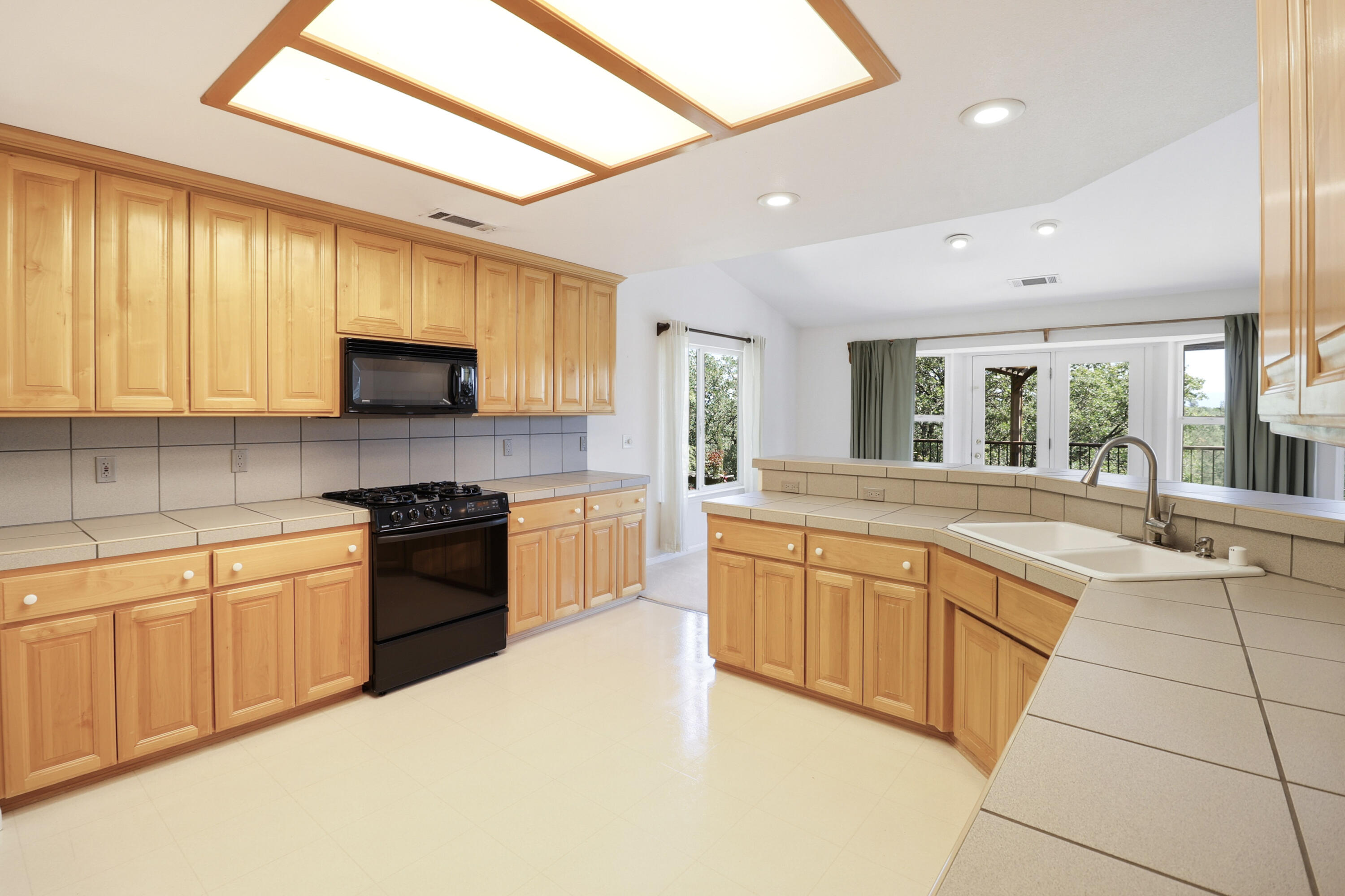 5878 Diamond Ridge Drive Redding, CA 96003 - Photo 11 of 43 Kitchen