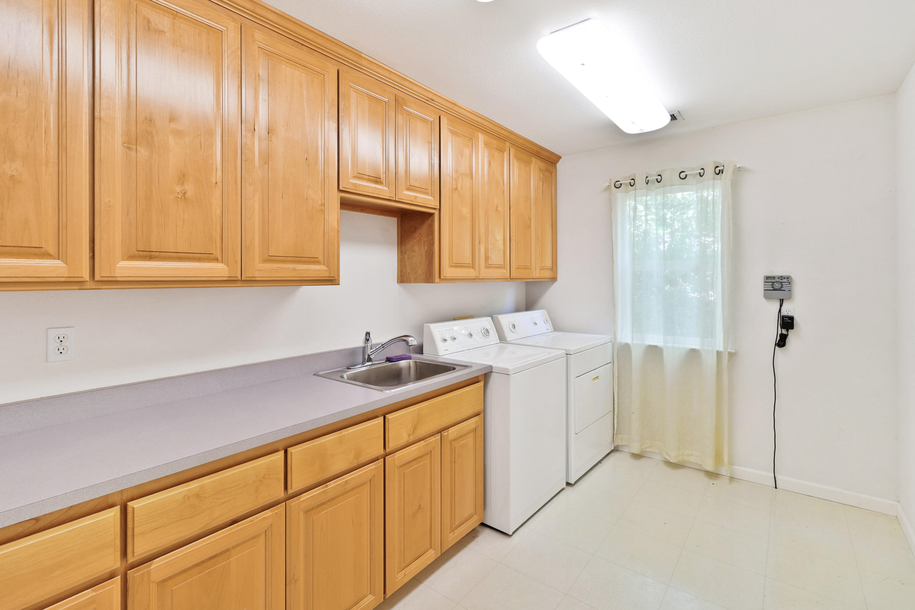 5878 Diamond Ridge Drive Redding, CA 96003 - Photo 12 of 43 Laundryroom