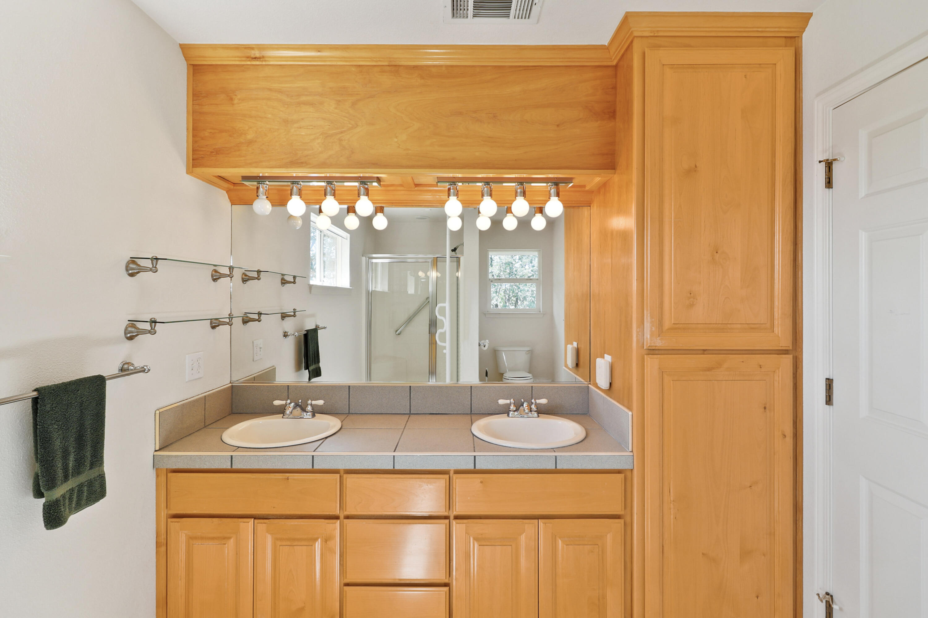 5878 Diamond Ridge Drive Redding, CA 96003 - Photo 29 of 43 Owners Bathroom