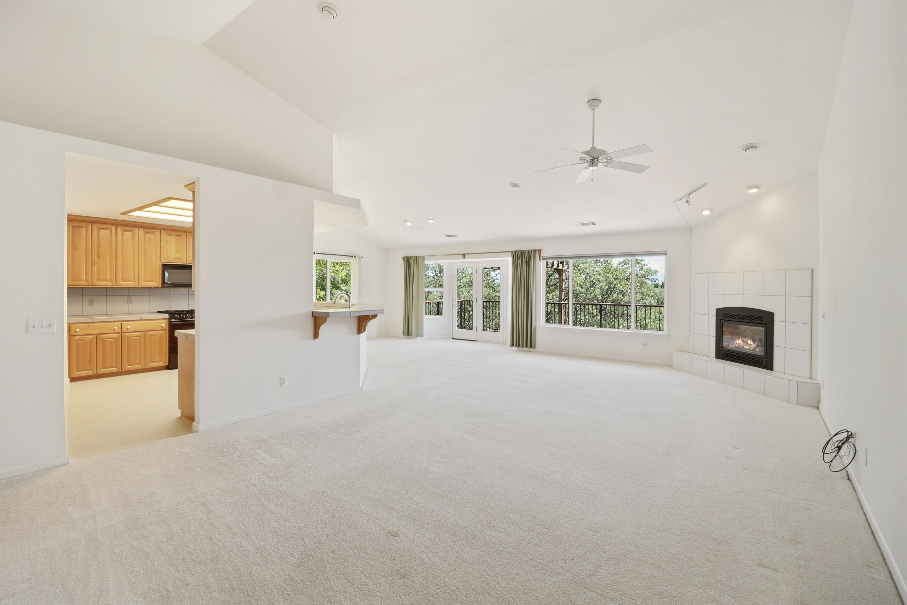 5878 Diamond Ridge Drive Redding, CA 96003 - Photo 3 of 43 Entry to livingroom and kitchen