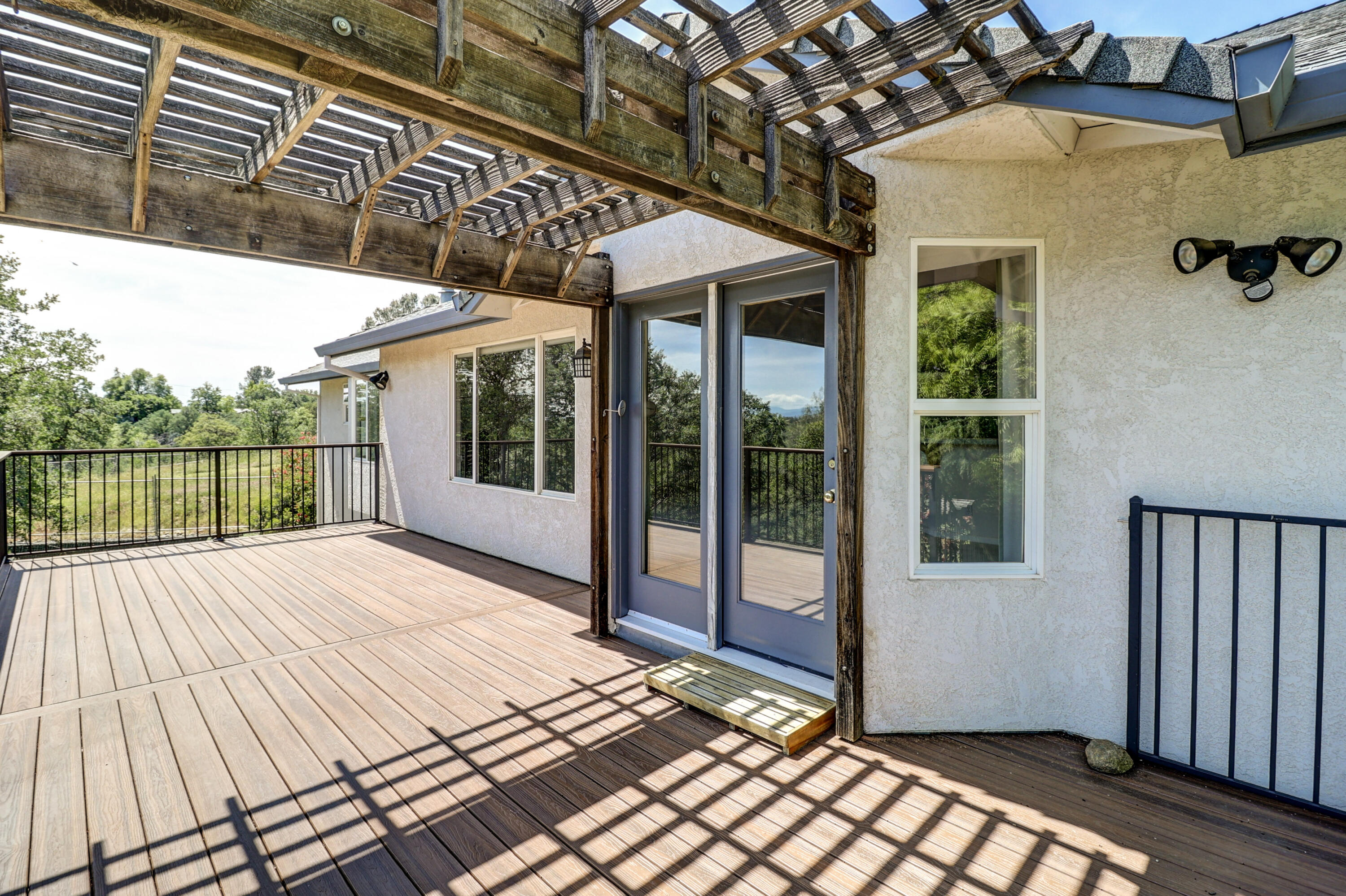 5878 Diamond Ridge Drive Redding, CA 96003 - Photo 35 of 43 porch