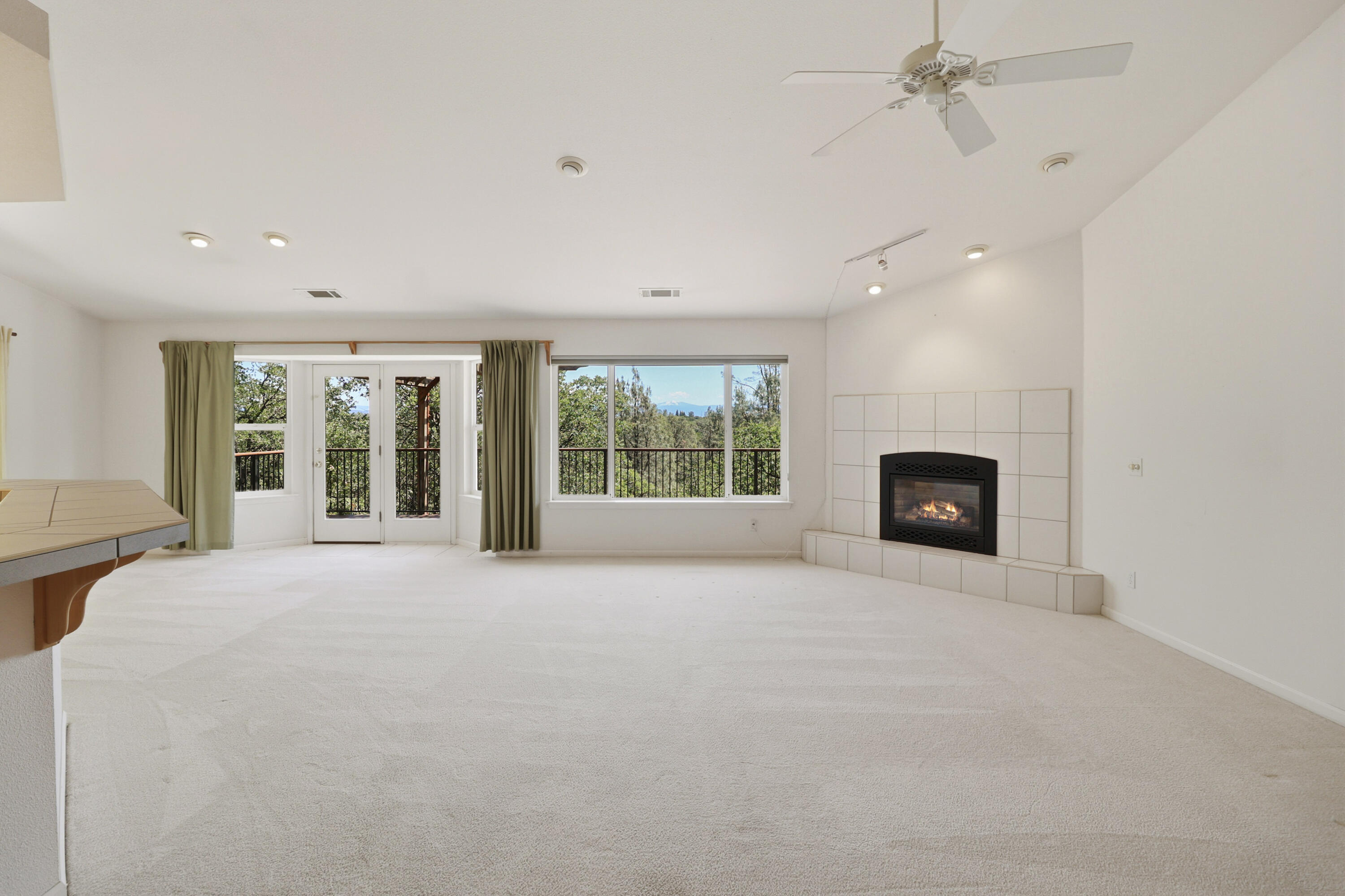 5878 Diamond Ridge Drive Redding, CA 96003 - Photo 4 of 43 Livingroom