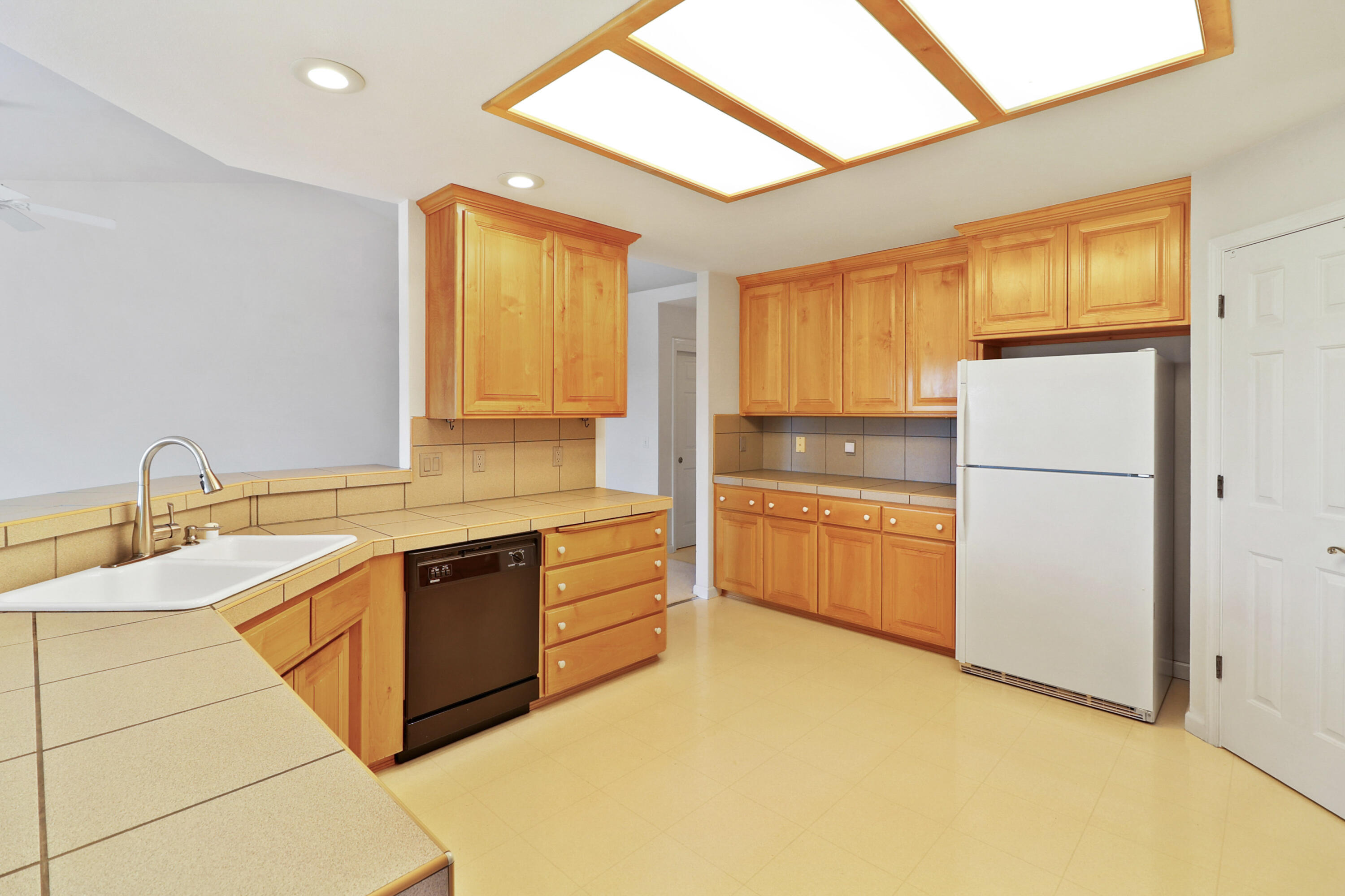 5878 Diamond Ridge Drive Redding, CA 96003 - Photo 9 of 43 Kitchen