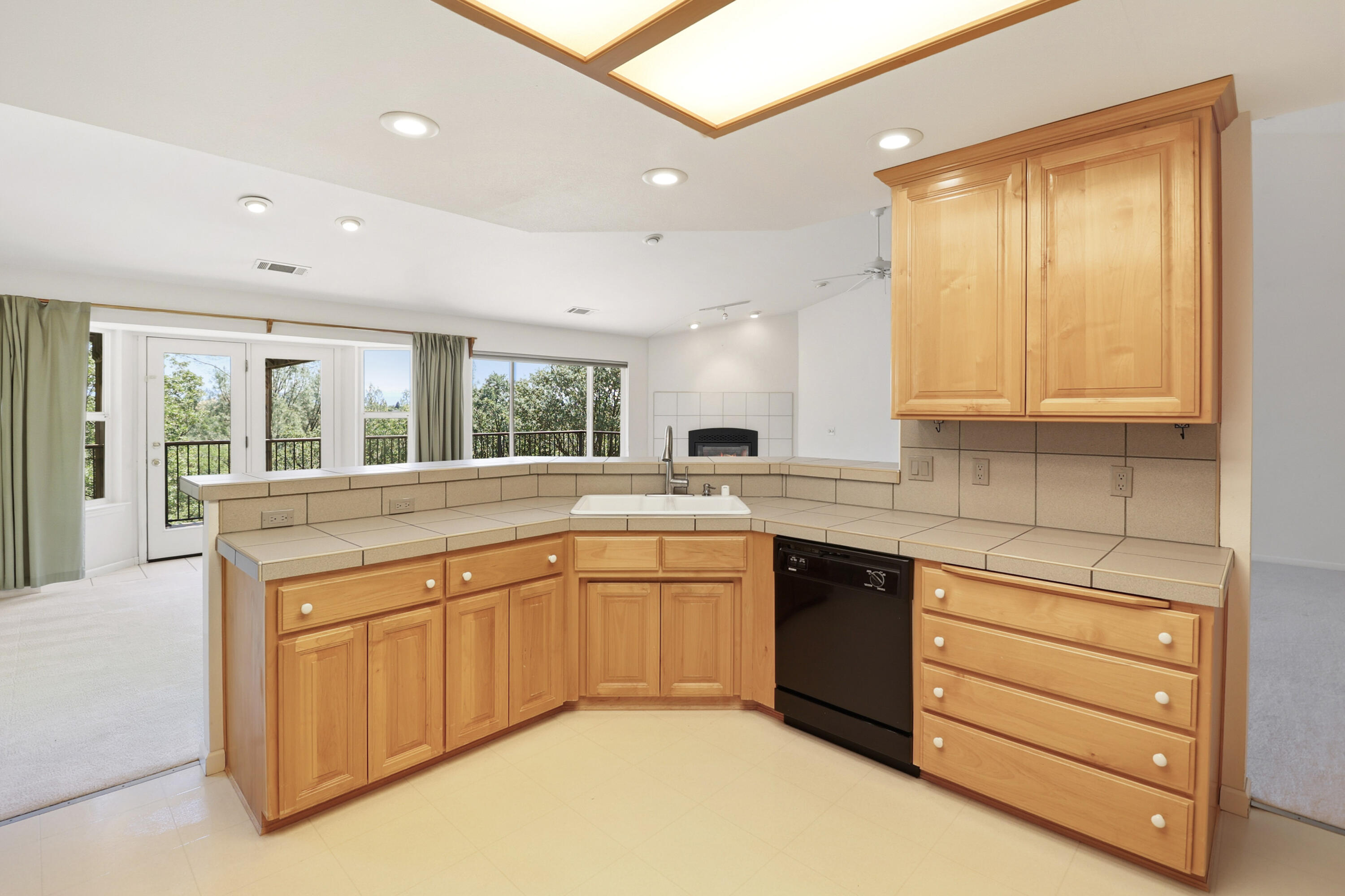 5878 Diamond Ridge Drive Redding, CA 96003 - Photo 10 of 43 Kitchen
