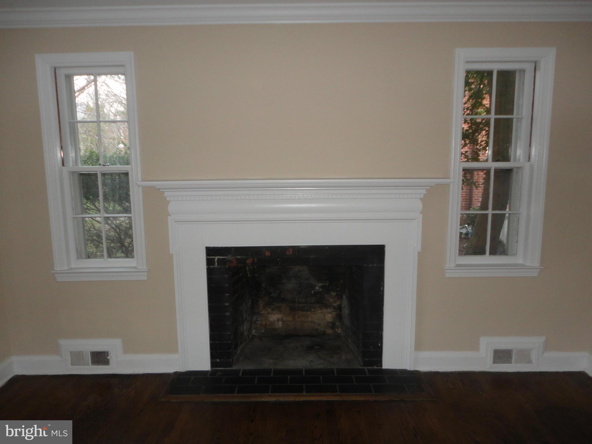 331 Broadmoor Road Baltimore, MD 21212 - Photo 14 of 23 Living Room with fireplace