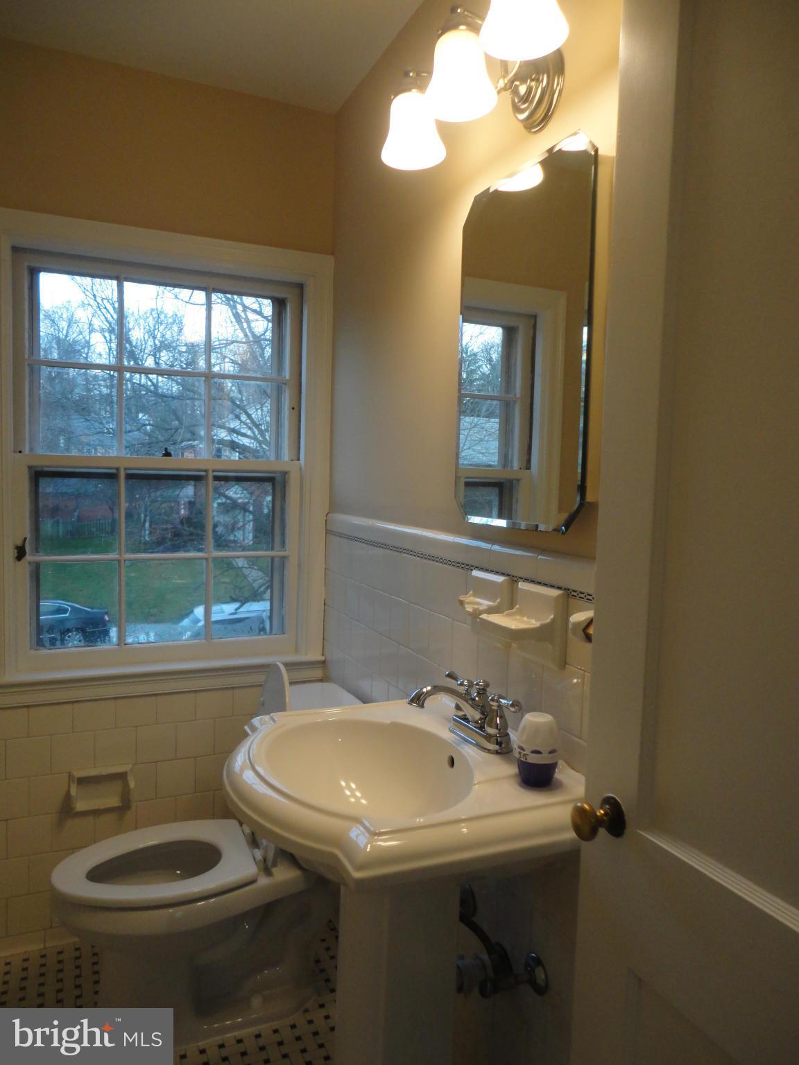 331 Broadmoor Road Baltimore, MD 21212 - Photo 9 of 23 Hall Bath