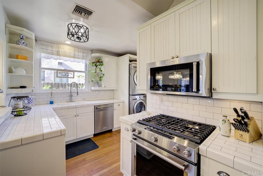 1030 Sinaloa Avenue Pasadena, CA 91104 - Photo 17 of 45 a kitchen with a stove and a microwave