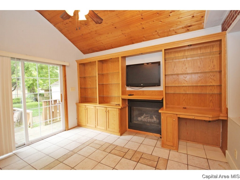 2312 College Street Springfield, IL 62704 - Photo 10 of 36 Gallery Image 10