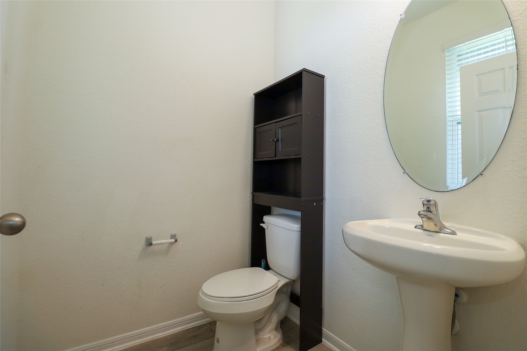 1418 Red Hills Drive Rosharon, TX 77583 - Photo 4 of 36 a bathroom with a sink toilet and mirror