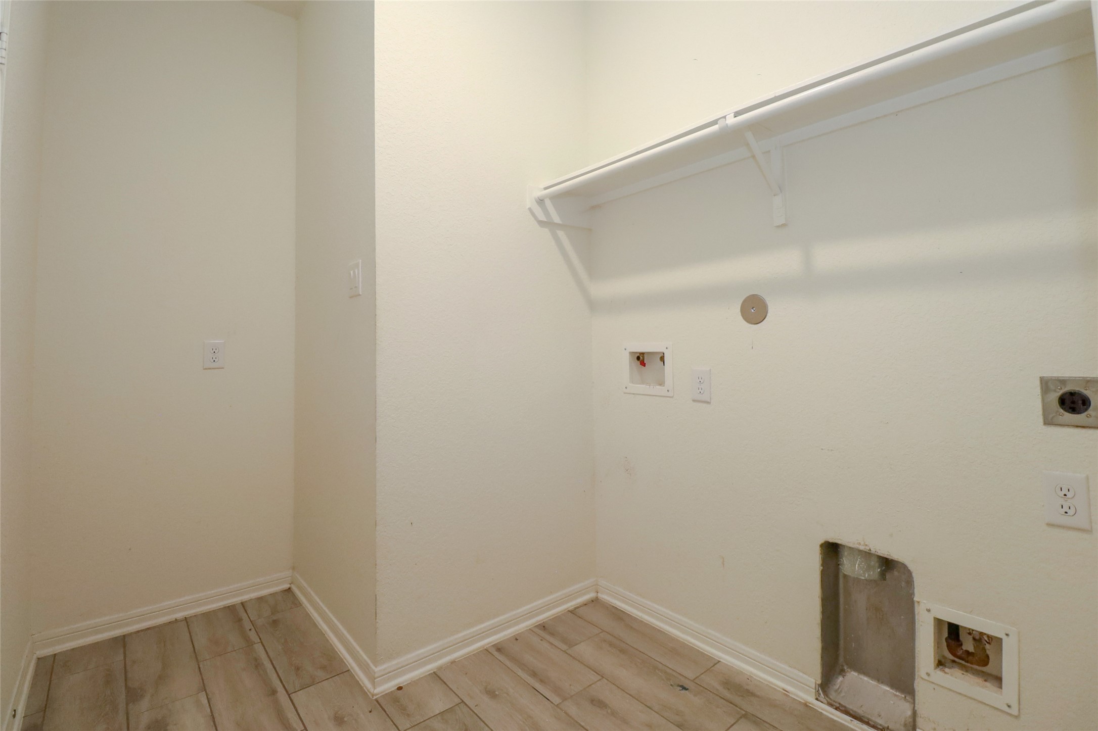 1418 Red Hills Drive Rosharon, TX 77583 - Photo 8 of 36 a view of a room