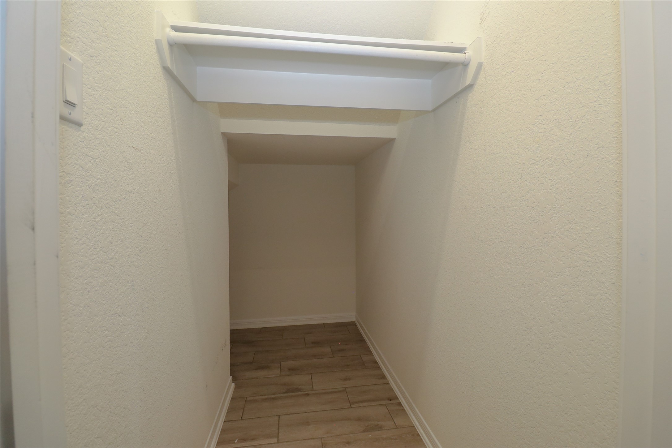 1418 Red Hills Drive Rosharon, TX 77583 - Photo 9 of 36 a view of a hallway