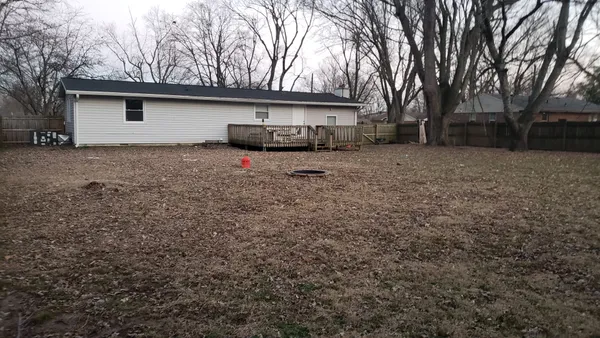 a view of a house with backyard