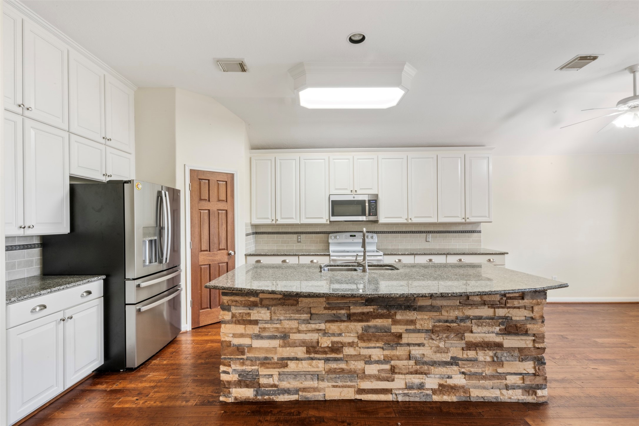 9107 Fernwillow Drive Spring, TX 77379 - Photo 10 of 38