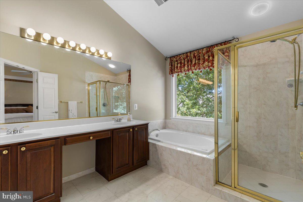 46134 Brisbane Square Sterling, VA 20165 - Photo 25 of 48 a bathroom with a tub a sink and mirror