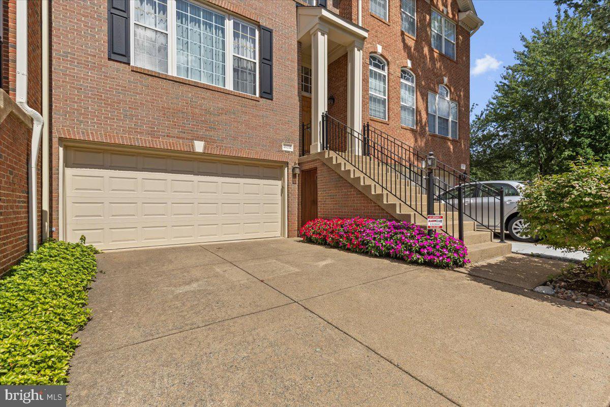 46134 Brisbane Square Sterling, VA 20165 - Photo 3 of 48 a front view of building and yard