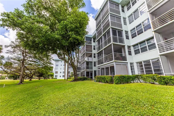 $214,999 | 806 Cypress Grove Lane, Unit 111, Pompano Beach, FL 33069