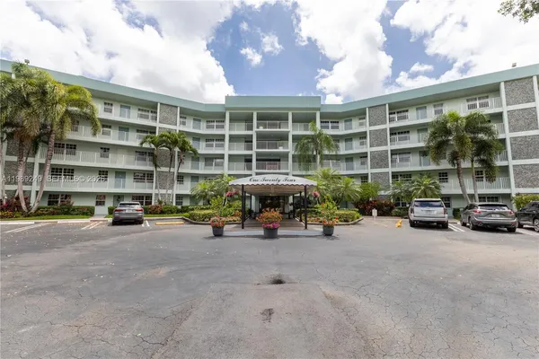 $214,999 | 806 Cypress Grove Lane, Unit 111, Pompano Beach, FL 33069