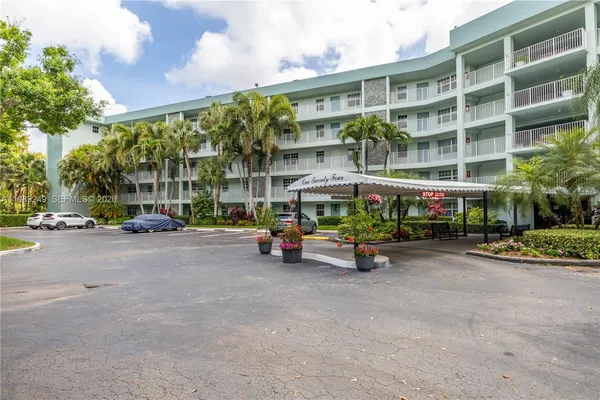 $214,999 | 806 Cypress Grove Lane, Unit 111, Pompano Beach, FL 33069