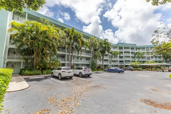 $214,999 | 806 Cypress Grove Lane, Unit 111, Pompano Beach, FL 33069