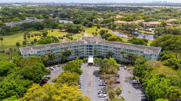 $214,999 | 806 Cypress Grove Lane, Unit 111, Pompano Beach, FL 33069