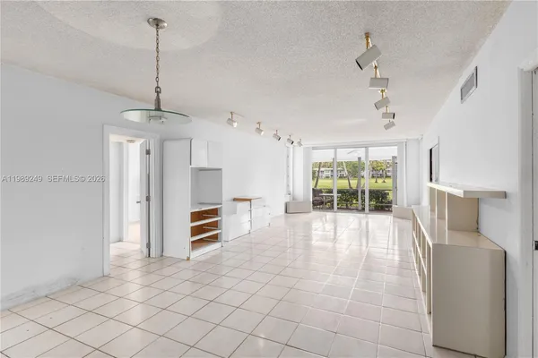 $214,999 | 806 Cypress Grove Lane, Unit 111, Pompano Beach, FL 33069