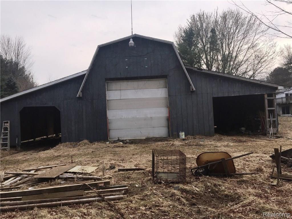 5332 Spears Road Pinckney, MI 48169 - Photo 20 of 30 Speers barn2.JPG