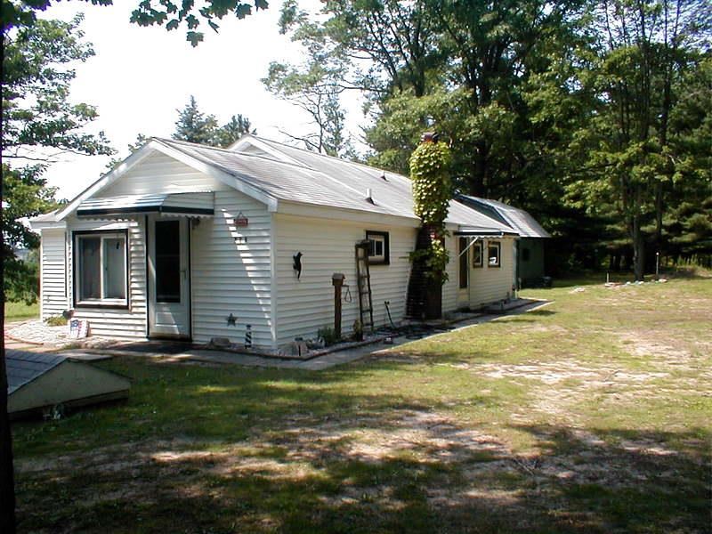 493 East Ridge Road Gladwin, MI 48624 - Photo 1 of 26