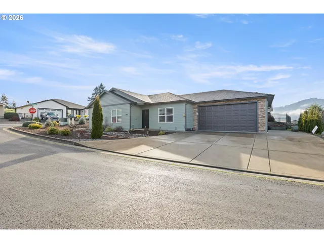 $442,950 | 582 Fairway Estates Drive, Sutherlin, OR 97479