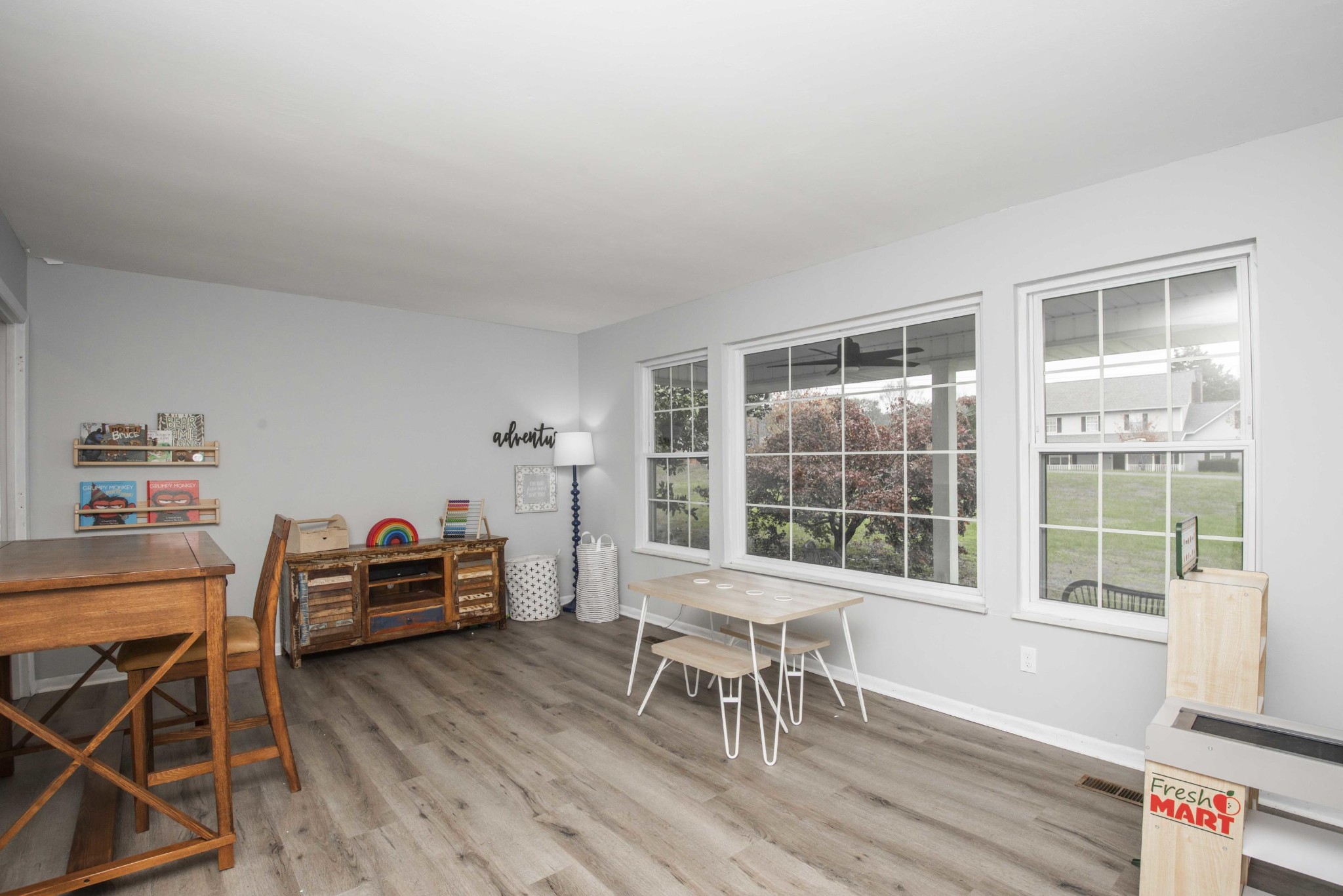 395 Mountain View Road Lenoir City, TN 37771 - Photo 7 of 34 a workspace with furniture window and wooden floor