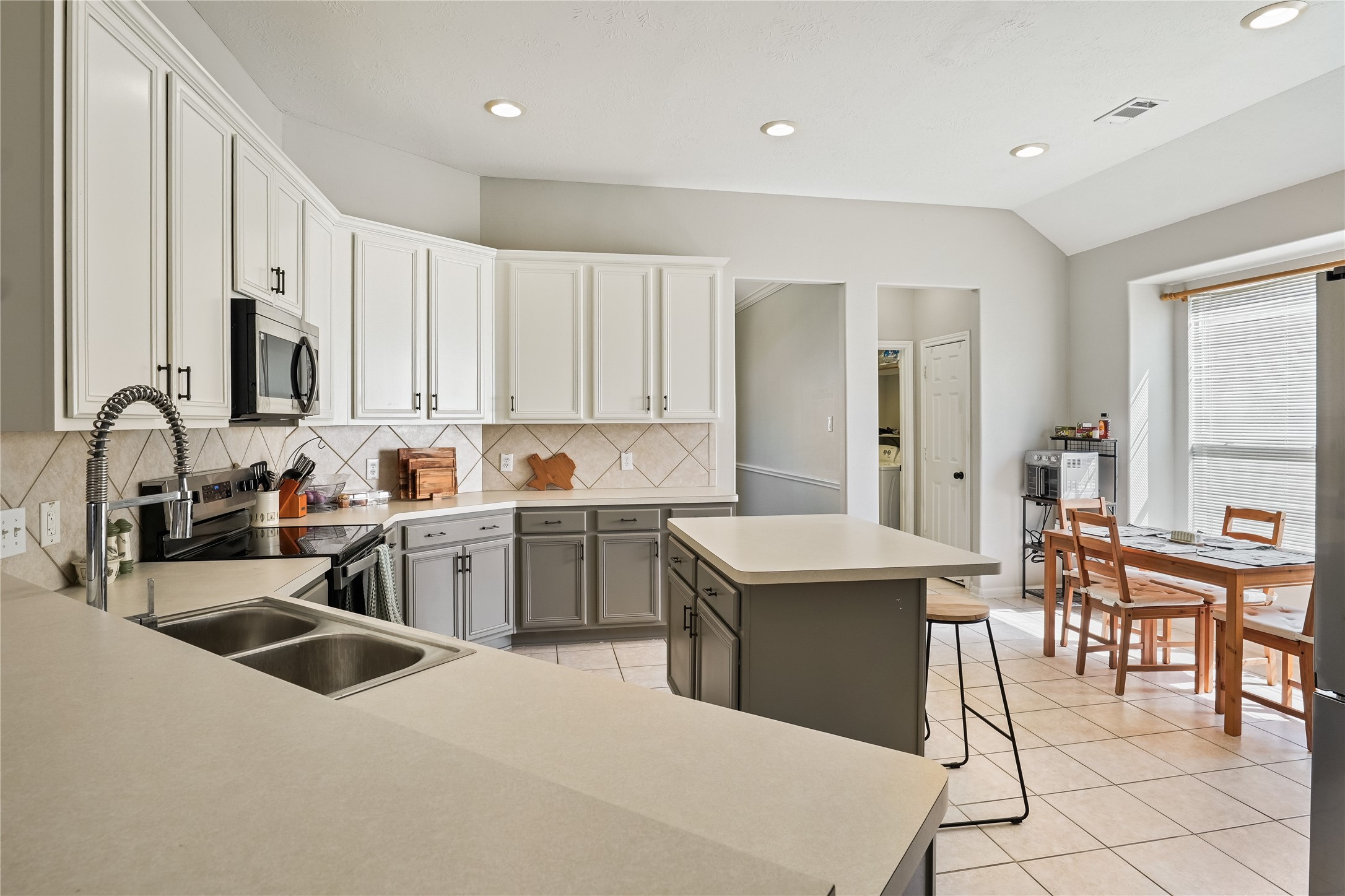 5710 Shady Hollow Court Rosharon, TX 77583 - Photo 9 of 25 Kitchen with lots of counter space and cabinets