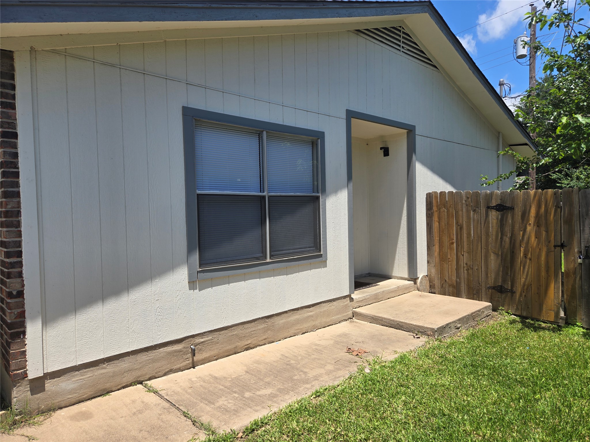 1011 Ridgemont Street Round Rock, TX 78664 - Photo 5 of 14 a backyard of a house