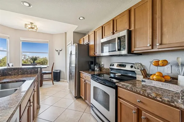 a view of a livingroom with furniture and a dining table