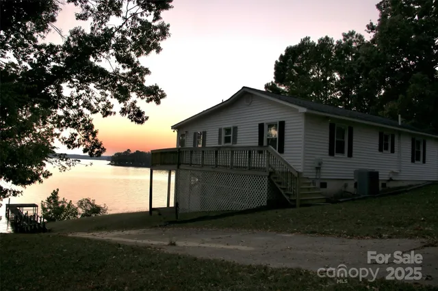 a view of a house with a backyard