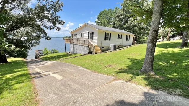 a view of a house with backyard and porch