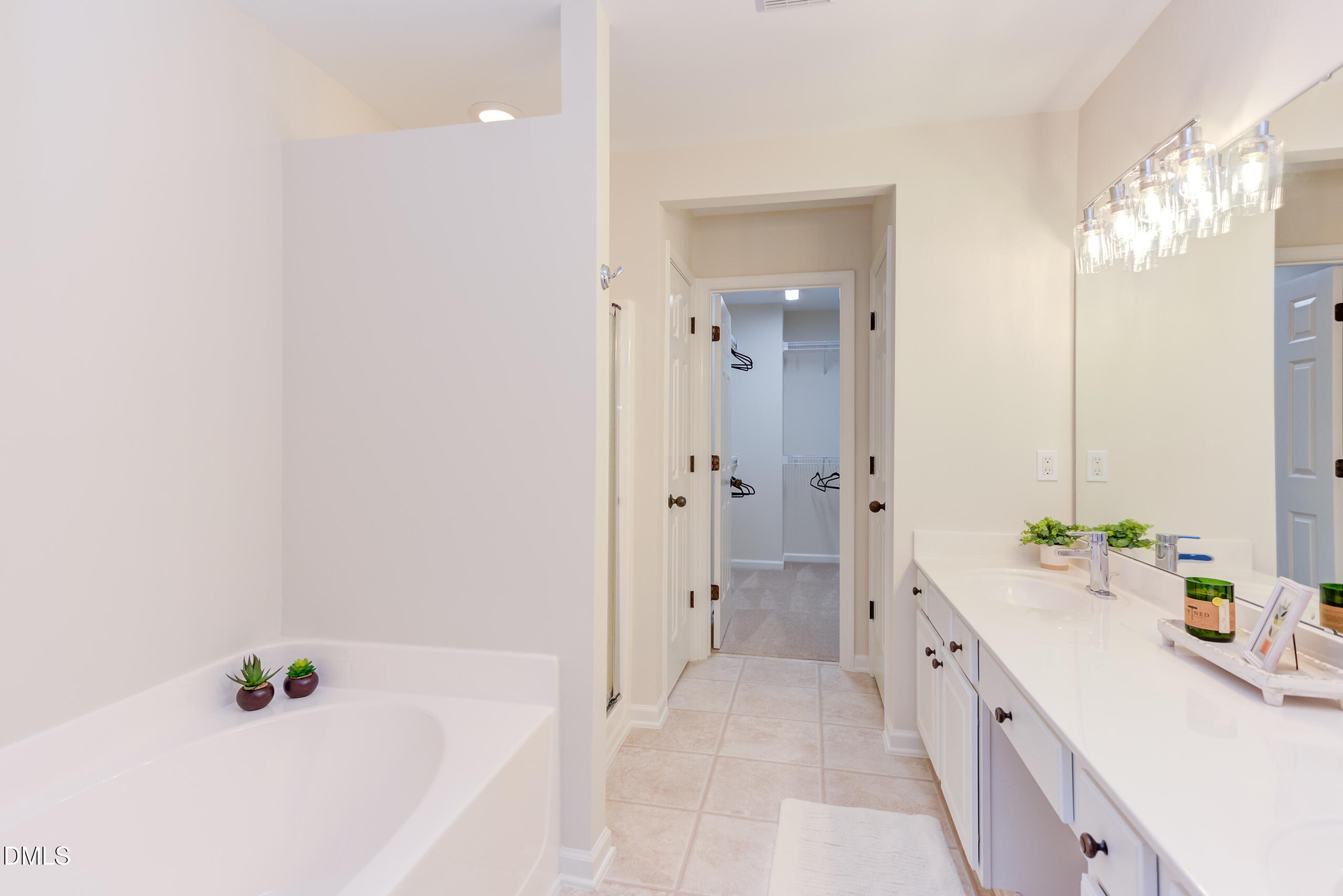 5620 Berry Creek Circle Raleigh, NC 27613 - Photo 22 of 38 a bathroom with a tub sink and mirror