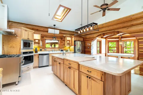 $1,600,000 | 546 Bluff View Road, New Tazewell, TN 37825