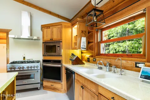 $1,600,000 | 546 Bluff View Road, New Tazewell, TN 37825