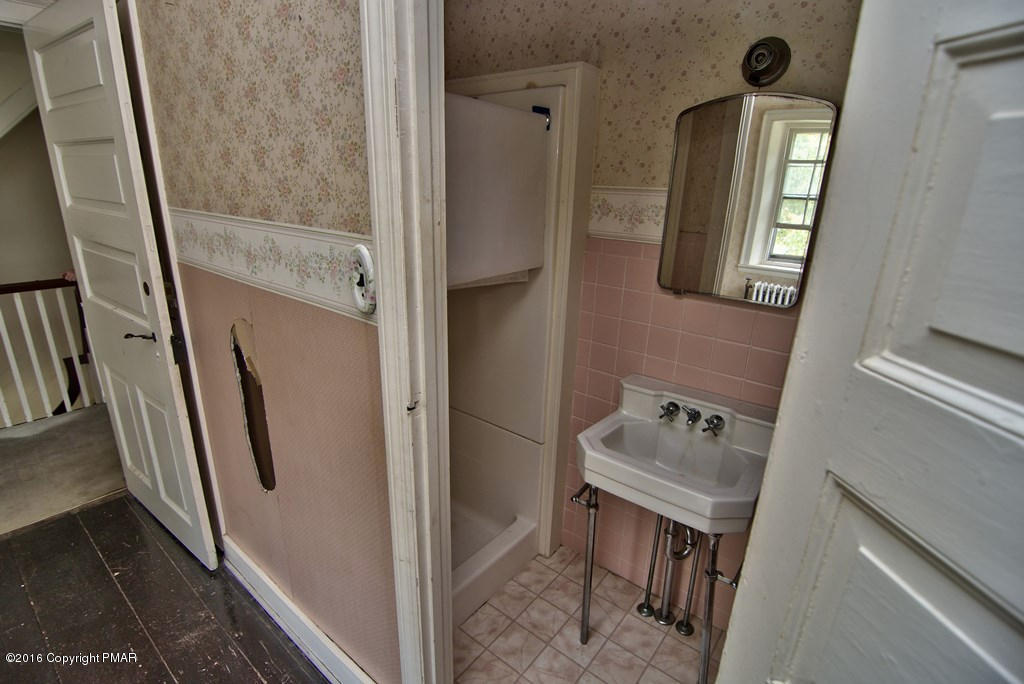 3271 River Road Mount Bethel, PA 18343 - Photo 55 of 57 Right Side 24