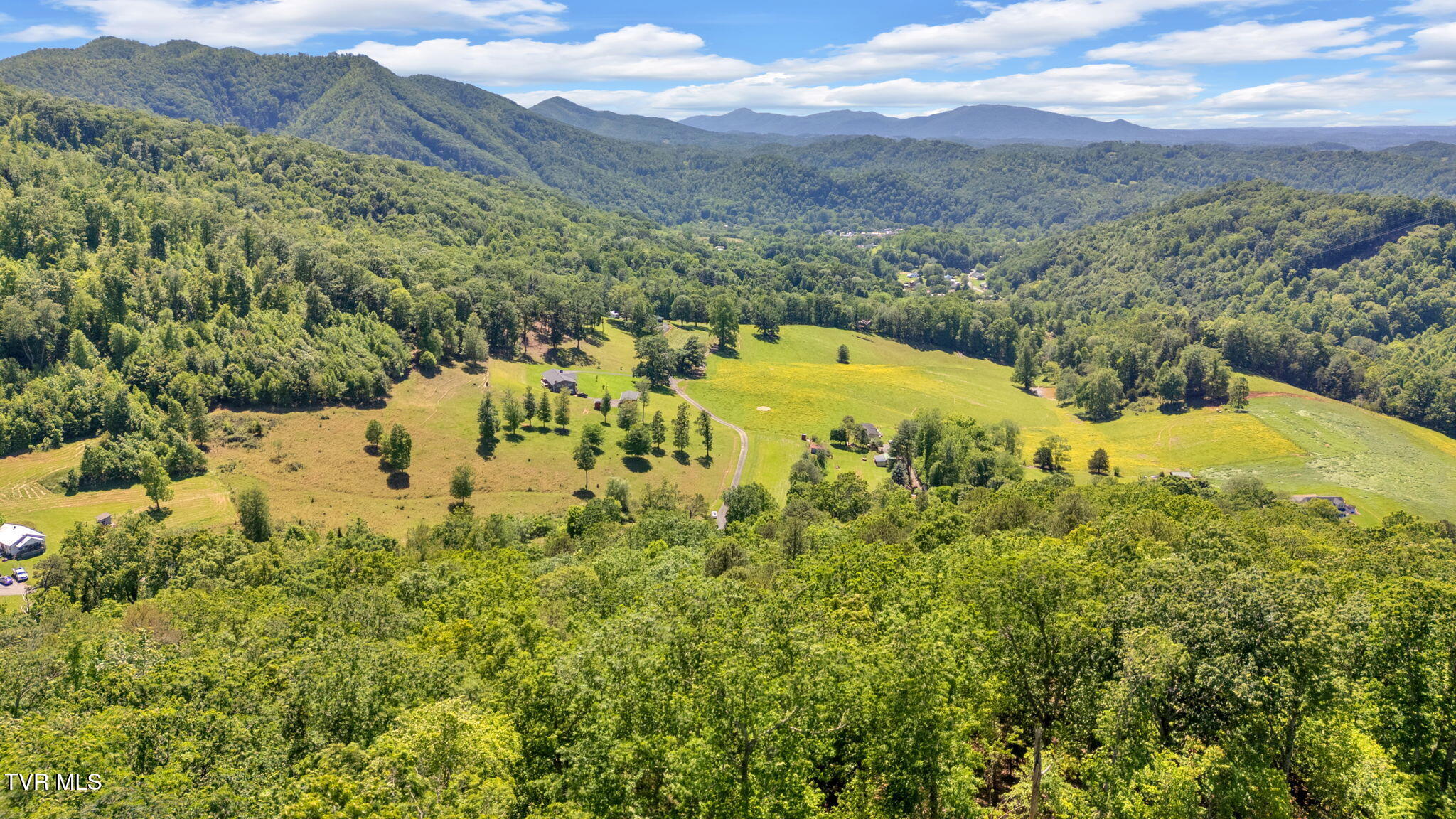 157 Chambers Hollow Road Elizabethton, TN 37643 - Photo 14 of 36 9-web-or-mls-DJI_20250517150414_0038_D