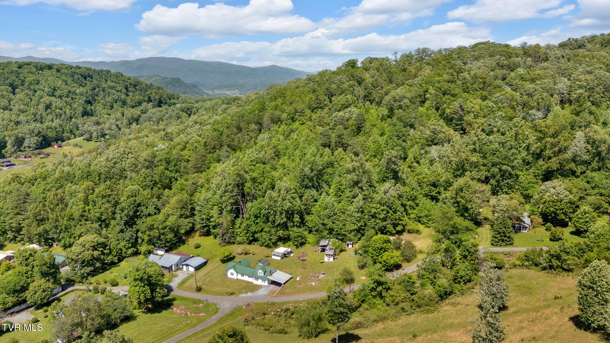 157 Chambers Hollow Road Elizabethton, TN 37643 - Photo 8 of 36 3-web-or-mls-DJI_20250517150227_0008_D