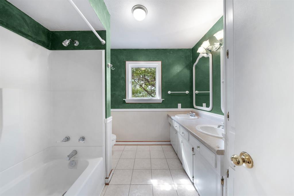 207 Summit Ridge Drive Rockwall, TX 75087 - Photo 24 of 28 a bathroom with a tub a sink and mirror